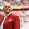 Bayern-Präsident Uli Hoeneß will die Strapazen zukünftiger Werbetouren minimieren - und bald einen neuen Sportdirektor präsentieren.