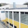 Auf dem Dach der Mehrzweckhalle in Illerberg wird eine Fotovoltaikanlage installiert, ein Beitrag zur lokalen Energiegewinnung. Vorher wird das Dach jedoch saniert.  