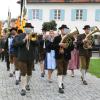 Ein langer Festzug bewegte sich vom Kühbacher Marktplatz zur St.-Magnus-Kirche, voran die Kühbacher Blechblosn und dahinter die KAB-Abordnungen mit ihren Fahnen. Regina Weber, die Beauftragte der KAB-Reisaktion des Kreisverbandes Donau-Paar, übergab an den Missionsprokurator Bruder Hans-Dieter Ritterbecks einen Scheck in Höhe von 2000 Euro für eine Poliklinik in Peru. 	