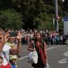 Zuschauer halten das Geschehen mit ihren Handykameras fest. Schaezlerstraße.