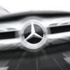 Das Logo der Automarke Mercedes-Benz ist an der Front eines Mercedes-Benz Fahrzeugs angebracht.