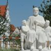 Onkel Ludwig mit Kindern: Das Denkmal soll erweitert werden – damit soll an die Opfer der Gewalt im Kinderheim erinnert werden. 