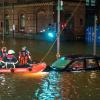 Feuerwehrleute retten in der Speicherstadt, während einer Sturmflut beim Hochwasser der Elbe, einen Mann aus seinem Auto, der zuvor versehentlich in das Wasser gefahren war. 