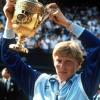 Boris Becker reckt die begehrteste Trophäe im Tennis in die Höhe. 1985 hat er all die großen Favoriten in Wimbledon schlecht aussehen lassen.  	