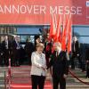 Bundeskanzlerin Angela Merkel begrüßt Russlands Staatspräsident Wladimir Putin vor der Hannover Messe.