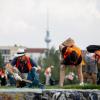 "Cleanup" im Mauerpark. Die Berliner Bezirke Pankow und Mitte bieten neuerdings Touren zum Müllsammeln an.