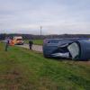 Dieses Auto hat sich bei einem Unfall auf der Staatsstraße zwischen Gosheim und Wemding überschlagen.