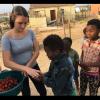 Mona Högg verteilt Erdbeeren an Kinder im südafrikanischen Addo. Die Lehramtsstudentin berichtet unter anderem über Corona in Afrika und dass die arme Bevölkerung von der Krise besonders betroffen ist.  	