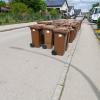 Mit etwa 35 Mülltonnen haben Nachbarn die Dorffeldstraße etwas verschmälert. Die Wulfertshauser wollen damit ein Zeichen setzen.