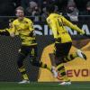 Dortmunds Michy Batshuayi (r) jubelt mit André Schürrle über seinen Treffer zum 1:0 gegen Hannover 96.