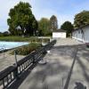 Im Freibad in Kutzenhausen sollen das Becken und die Außenanlagen saniert werden. Das kostet die Gemeinde Geld. 