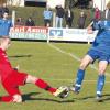 Heftig wehrte sich der FC Königsbrunn (links Tim Uhde) gegen den BC Aichach (rechts Cosmin Uilacan). Letzten Endes setzte sich der Tabellenführer aus Aichach mit 2:0 durch und konnte sich in der Bezirksoberliga an der Spitze etwas absetzen.  