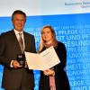 Prof. Dr. Günter Schlimok mit Staatsministerin Melanie Huml bei der Verleihung der Bayerischen Staatsmedaille für Verdienste um Gesundheit und Pflege in Nürnberg.