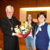 Kreisbäuerin Sabine Asum (rechts) und ihre Stellvertreterin Alexandra Huber bedankten sich bei Landesbischof Heinrich Bedford-Strohm für den Vortrag.