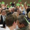 Die grünen Stimmkarten wurden bei der Hauptversammlung der Raiffeisenbank Holzheim rege genutzt. 
