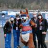 Bernhard Linder (Zweiter von rechts) hat schon viele Maskottchen erlebt. Hier posiert er mit „Nordi“ und drei Helfern aus dem Rennbüro der Nordischen Ski-WM in Oberstdorf. 	