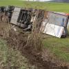 Ein Sattelzug, der mit Spanplatten beladen war, ist gestern an der B466 umgekippt. Der Fahrer wurde schwer verletzt. 	