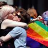 Zwei Frauen feiern das klare Votum der Iren für die Gleichstellung von Ehen homosexueller Paare.