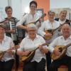 Das Mandolinen- und Gitarrenorchester Augsburg tritt im Foyer des Seniorenzentrums St. Agnes beim Nachmittagskonzert auf.  	