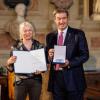 Markus Söder (CSU, r) ehrt Rita Falk, Autorin, bei der Aushändigung des Bayerischen Verdienstordens.