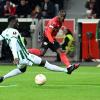 Leverkusens Moussa Diaby (rechts) schiebt den Ball an Budapests Myenty Abena vorbei aufs Tor.
