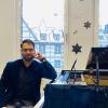 Enis-Engin Ülker studierte das Klavierspiel an der Musikhochschule in Trossingen. Heute lehrt er Schülerinnen und Schüler in seiner eigenen Klavierschule in Ulm.