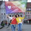Bei der Veranstaltung am Hauptplatz in Landsberg zeigen unter anderem Angela Jacobsen (links) mit ihre Frau Antje Flagge für queere Menschen. 