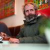 Wolfgang, der seinen Nachnamen lieber nicht in der Zeitung lesen möchte, im Café Naschkatze in Neu-Ulm. Dort ist der Obdachlose ein willkommener Gast. 	