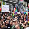 Zahlreiche Demonstranten der Initiative "Querdenken" zogen mit Ziel Cannstatter Wasen am Samstag durch die Stuttgarter Innenstadt.