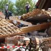 Einsatzkräfte in den Trümmern des zerstörten Hauses im bayerischen Rettenbach.