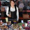 Beim ersten Sielenbacher Hobbykünstlermarkt waren die Seifen von Michaela Stadelmeyer der Renner. An ihrem Stand demonstriert sie, wie sie aus Pflanzen natürliche Farbstoffe für ihre Seifen gewinnt. 	