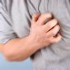 Einem Herzinfarkt geht oft ein stechender Schmerz im Brustbereich voraus. Bei Frauen werden Herzinfarkte oft nicht erkannt.