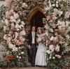 Das offizielle Hochzeitsfoto zeigt Prinzessin Beatrice von York und ihren Ehemann Edoardo Mapelli Mozzi nach der Trauung vor der "Royal Chapel of All Saints" auf dem Gelände von Schloss Windsor.