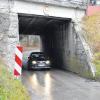 Unter der Bahn geht es hier am Ortsrand von Geltendorf nur einspurig hindurch. Dies soll sich 2014 ändern, die Bahnbrücke wird erneuert, die Straße verbreitert.