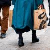 Eine Frau mit Einkaufstüten in der Hand geht während des verkaufsoffenen Sonntags durch die Innenstadt.