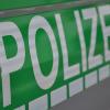 Auto prallt gegen Alleebaum