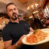 Gastronom Arbent Gashi hat trotz höherer Mehrwertsteuer die Preise in seinem Augsburger Restaurant Massimiliano noch nicht angehoben.                      