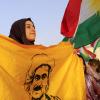 Eine Kurdin mit dem Konterfei von Präsident Massud Barsani. 	 	