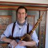 Christoph Lambertz von der Volksmusikberatung spielt historische Volksmusik auf dem Dudelsack.  	