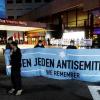 Nach Antisemitismus-Vorwürfen haben sich am Abend Hunderte Menschen vor dem «Westin Hotel» Leipzig versammelt, um Solidarität mit dem Musiker Gil Ofarim und Jüdinnen und Juden in Deutschland zu zeigen.