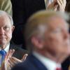 Die Tage, dass Justizminister Jeff Sessions seinem Präsidenten applaudierte sind vorbei. Nun lobt er die Strafverfolger, die Trump loswerden will.