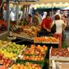 Die Obst- und Gemüsehändler am Stadtmarkt klagen über die Hitze. 