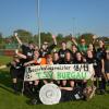 Spielerinnen und Trainergespann des TSV Burgau feiern den Titel und Aufstieg in die Bezirksoberliga. 	