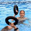 Eine typische Übung im Wasser: Beim Ringetauchen lernen Kinder, dass man nicht nur an der Oberfläche schwimmen kann.