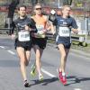 Maximilian Meingast (rechts) zusammen mit Patrick Wieser (links) und dem Dänen Morten Fransen beim Berliner Halbmarathon. Der Wemdinger lief in 1:06,52 Std. auf den sensationellen 20. Platz der Gesamtwertung.  