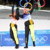 So freut sich das Gold-Duo im Skilanglauf, Katharina Hennig (links) und Victoria Carl, über den Sprint-Sieg. 