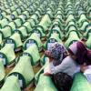 Wieder werden die Überreste von Opfern des Massenmordes in Srebrenica zu Grabe getragen. Jedes Jahr im Juli passiert das, wenn Wissenschaftler wie Roland Wessling ihre Arbeit getan haben und Knochen identifizieren konnten. Dieses Foto entstand im Juli 2010. Zwei Frauen trauern über einem Sarg.