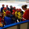 Da lauschen die kleinen Eishockeycracks, wenn die großen Vorbilder mit ihnen zusammen auf dem Eis stehen.  	