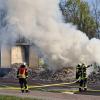 Feuerwehrleute löschen Plastik-Müll.