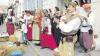 Musik und Tanz gibt es an allen Tagen in den Gassen und auf den Bühnen im gesamten Marktbereich. Auf unserem Foto unterhalten die „Zänkischen Leut“, eine Gruppe aus Oettingen.  